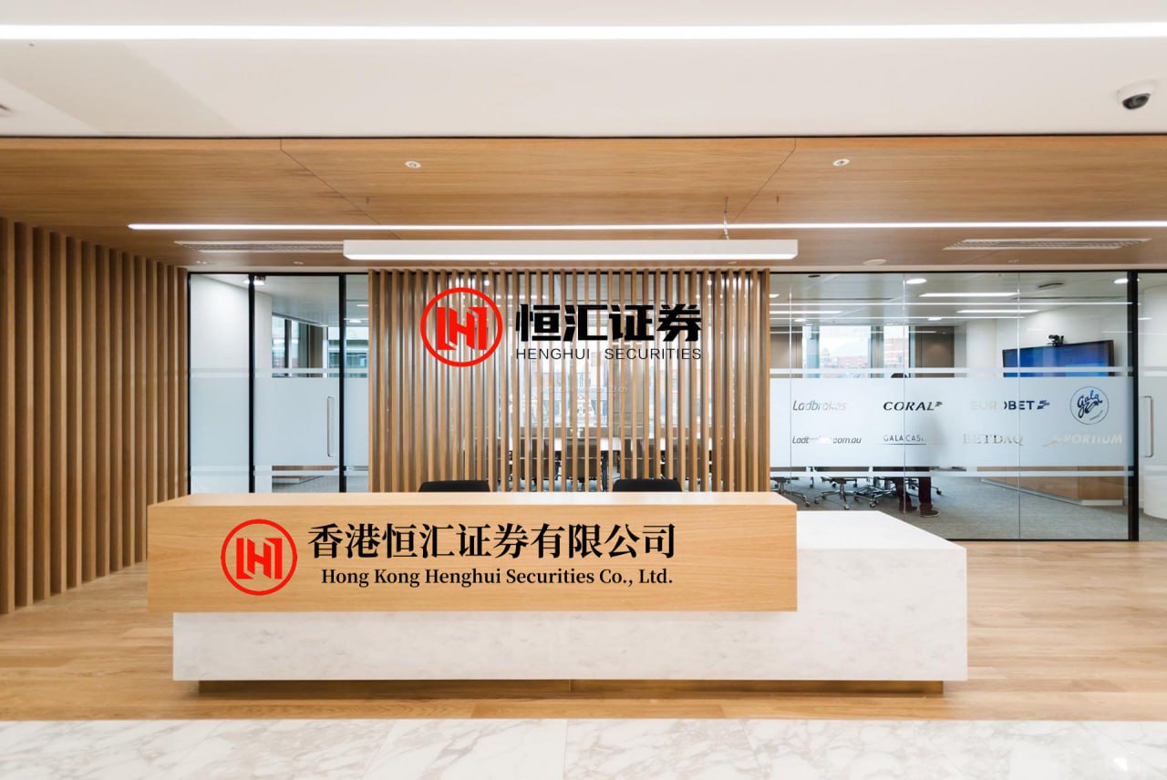 恒瑞行配资 港股半年收官！三大指数收跌 半导体板块强势领涨 智谱大涨超1700%问鼎上半年“股王”